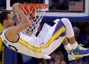 棋牌游戏-雷霆鏖战火箭，米切尔惊艳四座