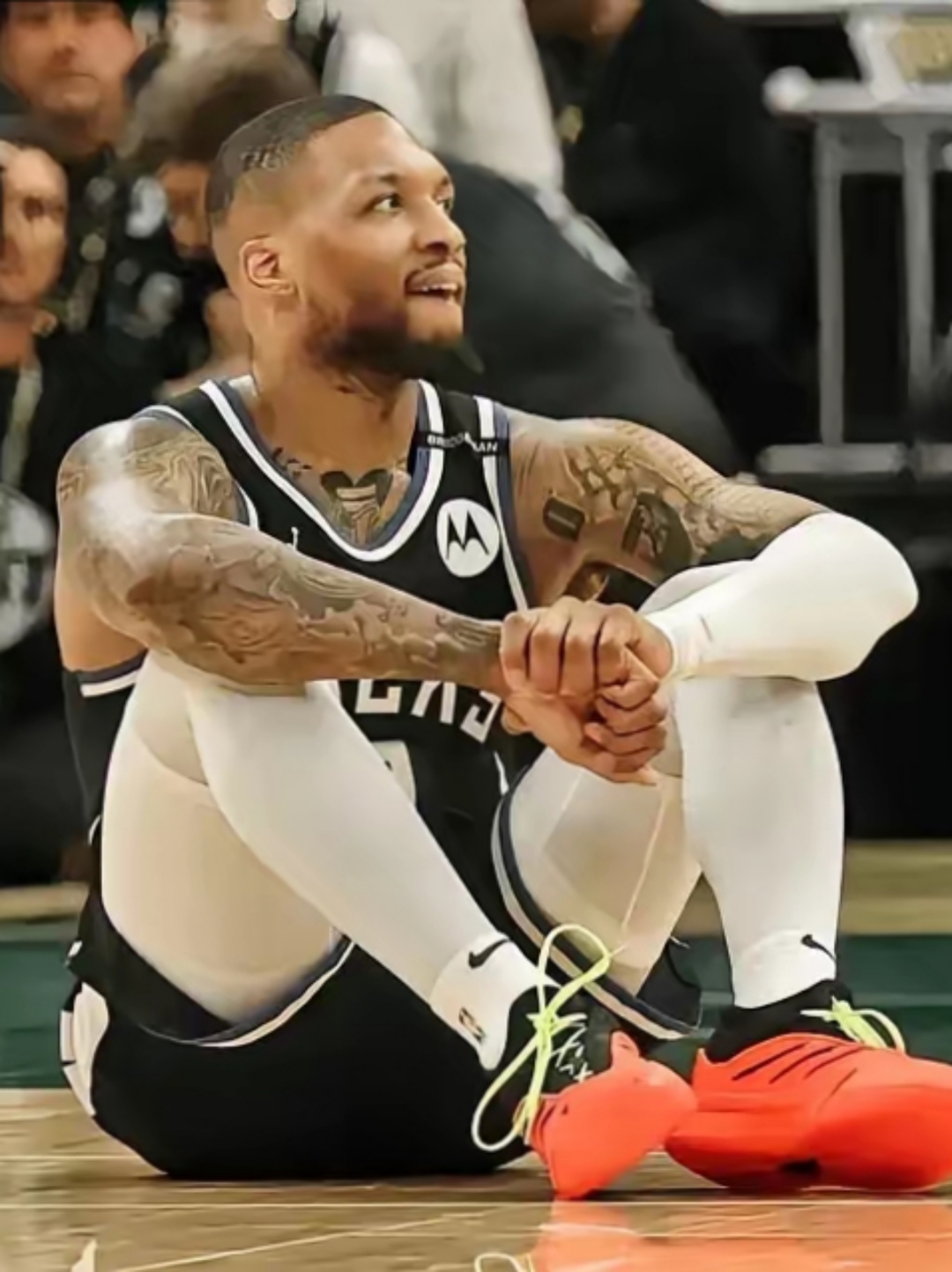 关于爵士险胜雄鹿，布拉德利统治全场的信息