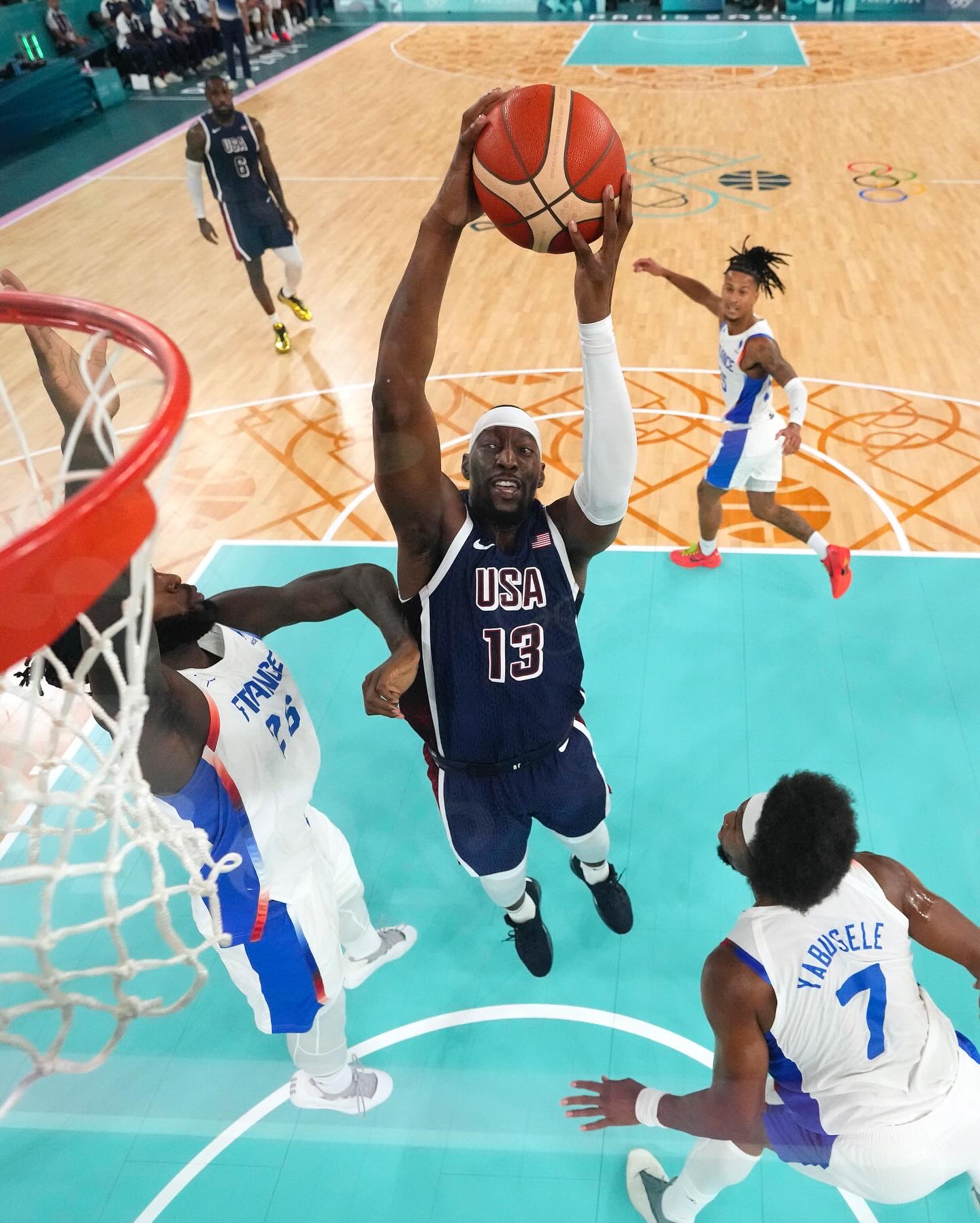 美国男篮轻取76人，拉文送出助攻