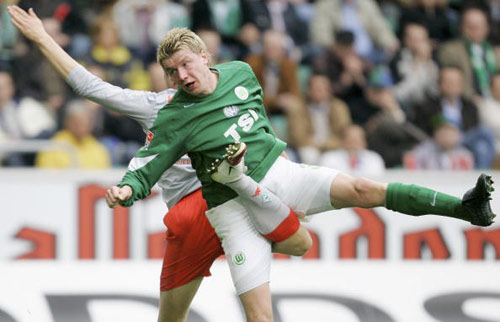 包含布莱梅在主场战平，积分稍有滑落的词条