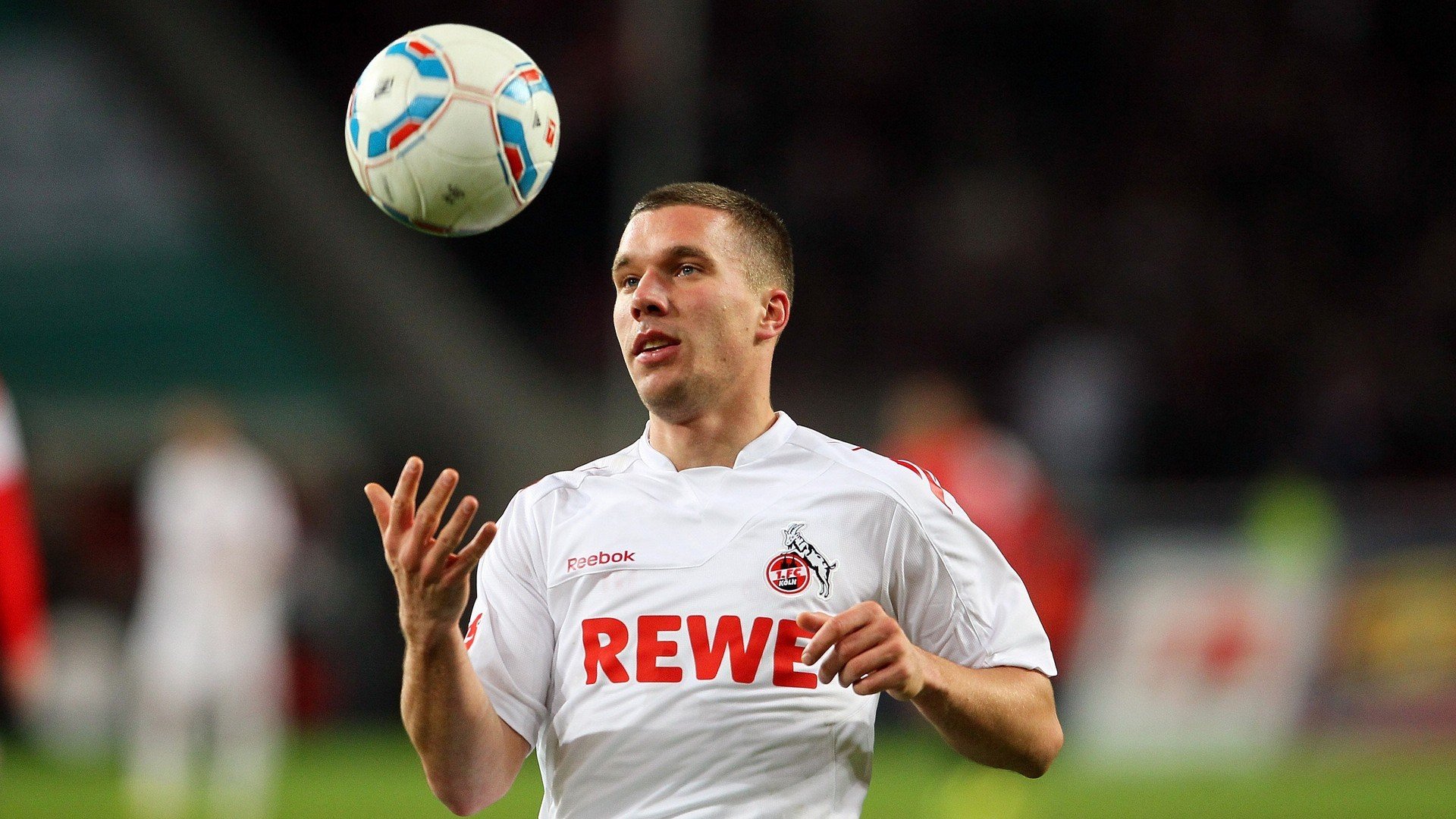 赛道上的独舞者，拉文在F1街道赛之夜的压制级表演